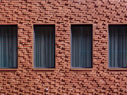 Das hotel, Bau, Mauerwerk