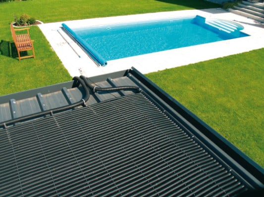 Sonnenwärme für den Pool | Solar | News/Produkte | Baunetz_Wissen