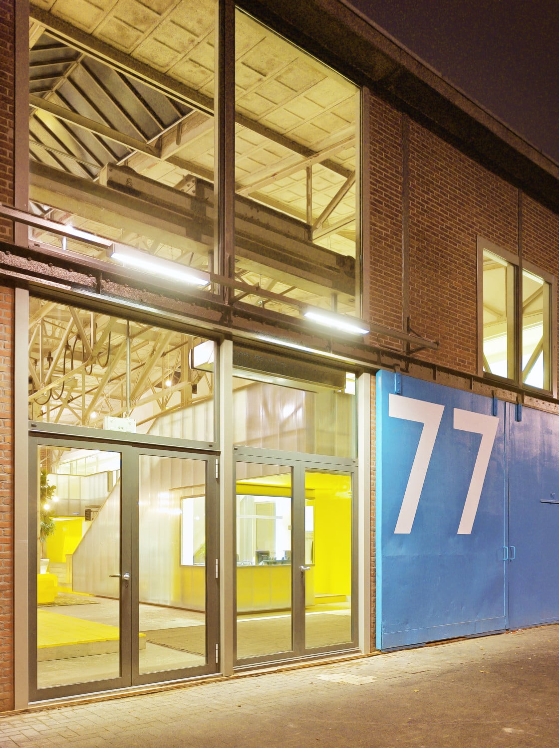 Umnutzung einer Industriehalle zum Ingenieurbüro | Boden | Büro