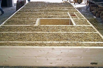 Stroh im Holzständerwerk, liegend kurz nach dem Herstellungsprozess