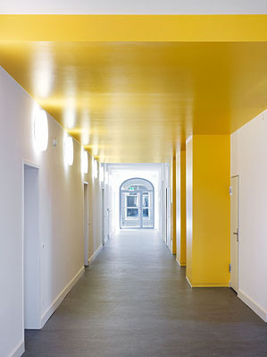 Graues Linoleum wurde als Bodenbelag gewählt