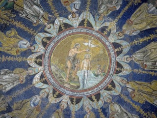 Deckenmosaik aus dem 5. Jahrhundert im Baptisterium der Kathedrale von Ravenna
