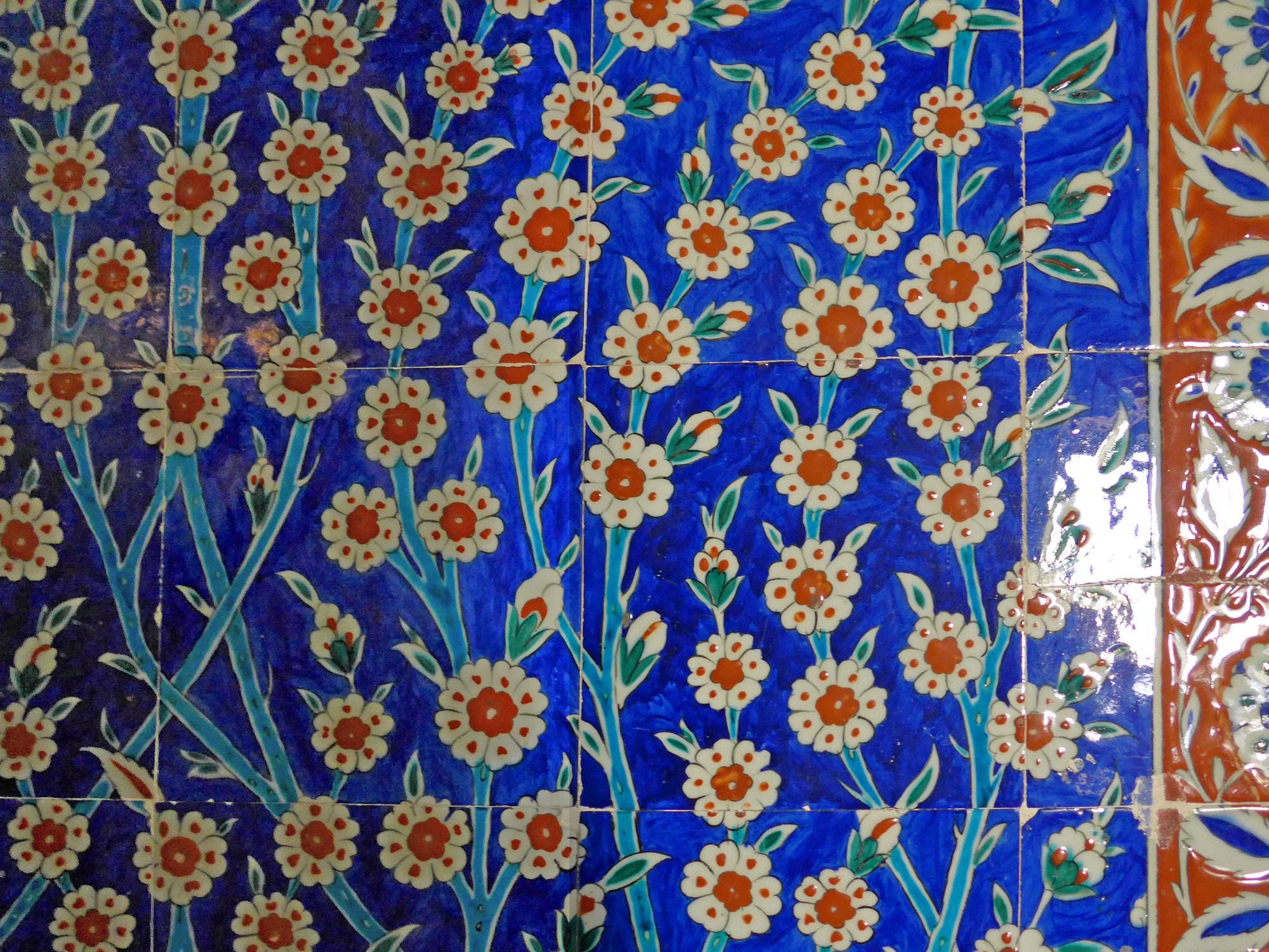Istanbul, Topkapi Sarayi, Wandfliese, Mitte des 17. Jahrhunderts: Korallenrot als Aufglasurfarbe. Diese Dekoration erforderte drei Brände der Fliesen (Schrüh-, Glatt- und Muffelbrand)