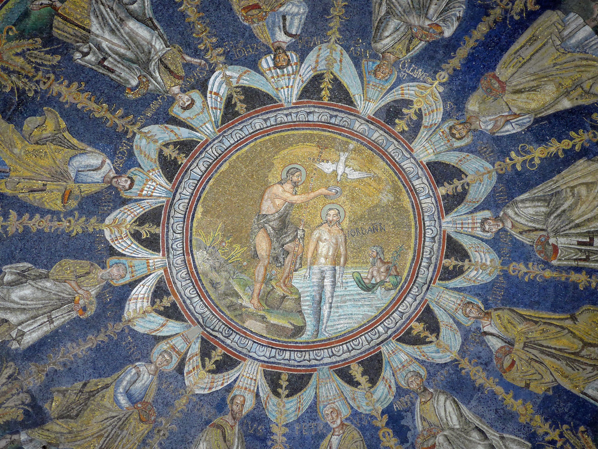 Deckenmosaik aus dem 5. Jahrhundert im Baptisterium der Kathedrale von Ravenna