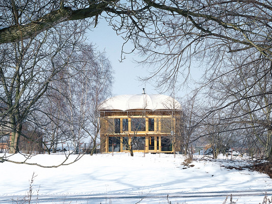 Über die verglaste Südfassade wird die Solarenergie eingefangen