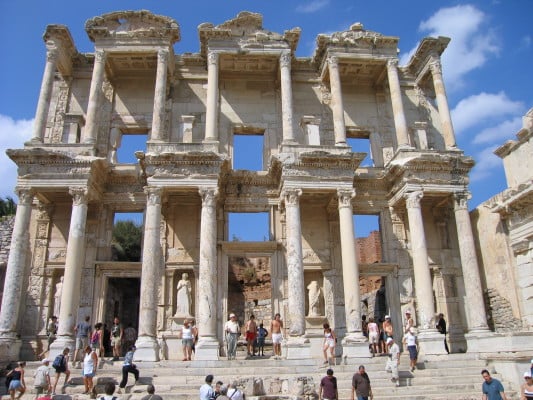 Celsus-Bibliothek in Ephesos (Türkei) wurde ebenfalls auf diese Art und Weise wieder errichtet