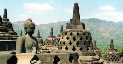 Bei einer der größten buddhistischen Tempelanlagen Südostasiens, der Borobudur auf Java (Indonesien), wurde die Anastylose angewendet