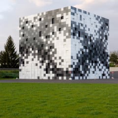 Der Gebäudekubus mit gepixelter Fassade ist mit einer Kantenlänge von etwa 18m recht imposant