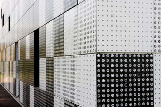 Ornamente aus dem Maschinenbau sind den Aluminiumpaneelen aufgedruckt