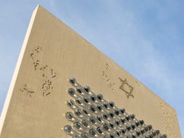 Die Betonplatte steht auf einer anthrazitfarbenen Beton-Rampe, welche den Deportationsweg symbolisieren soll