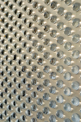 In die Gedenktafel sind 410 speziell gefertigte Okulare aus Glas eingearbeitet