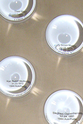Detail der Glas-Okulare mit den Namen der Getöteten