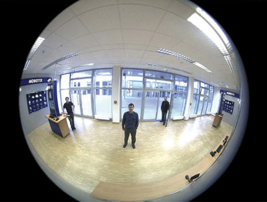 Das bis zu 3,1 Megapixel große Fisheye-Originalbild wird von einem L11-Spezialobjektiv erzeugt