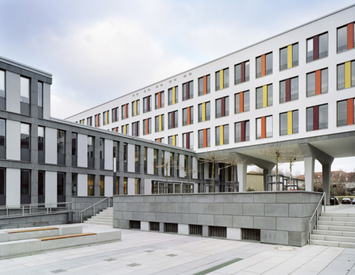 Beide Hauptgebäude bestehen aus einem etwa 180 m langen Längsriegel und fünf Querriegeln