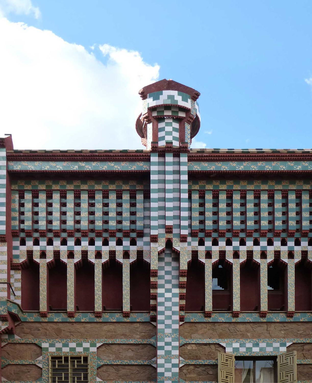 Fliesenfassade im katalanischen Jugendstil, dem Modernisme, in Barcelona