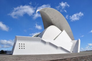 Die Außenhaut des Auditorio de Tenerife ist mit weißem Bruchsteinmosaik (Trencadís) verkleidet
