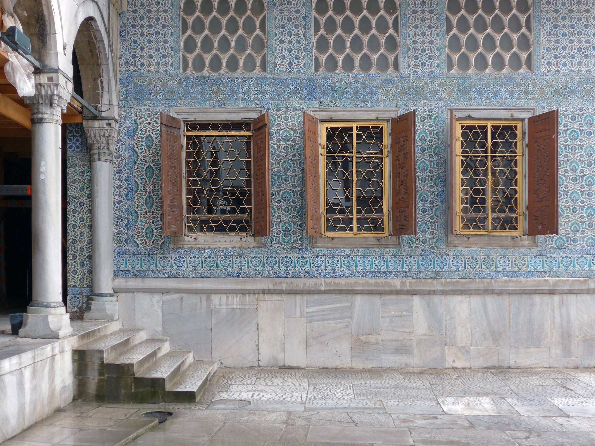 Fliesenfassade aus dem 17. Jahrhundert am Topkapi Sarayi in Istanbul 