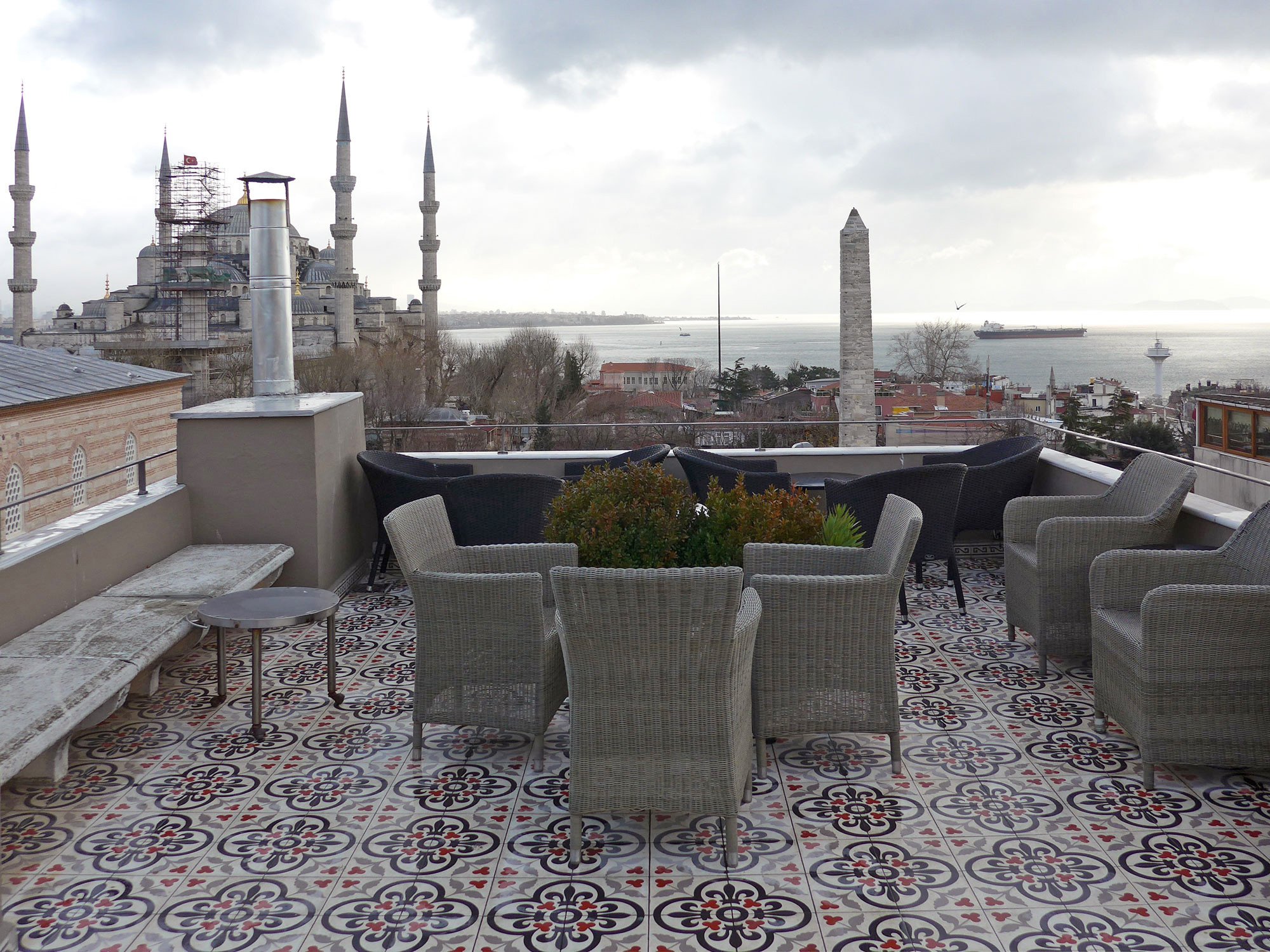 Gemusterte Bodenfliesen auf einer Dachterrasse in Istanbul; im Hintergrund die Sultanahmed Moschee