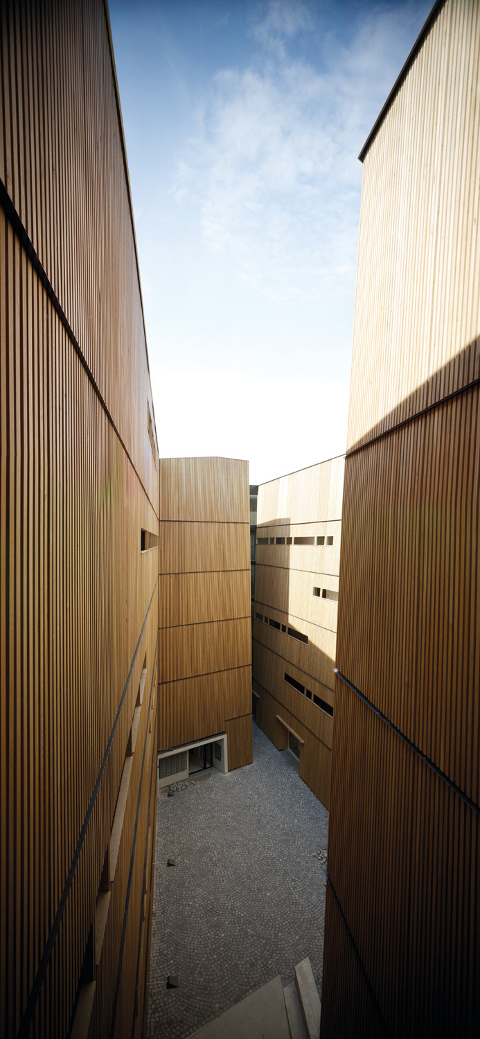 Atrium mit Holzverschalung