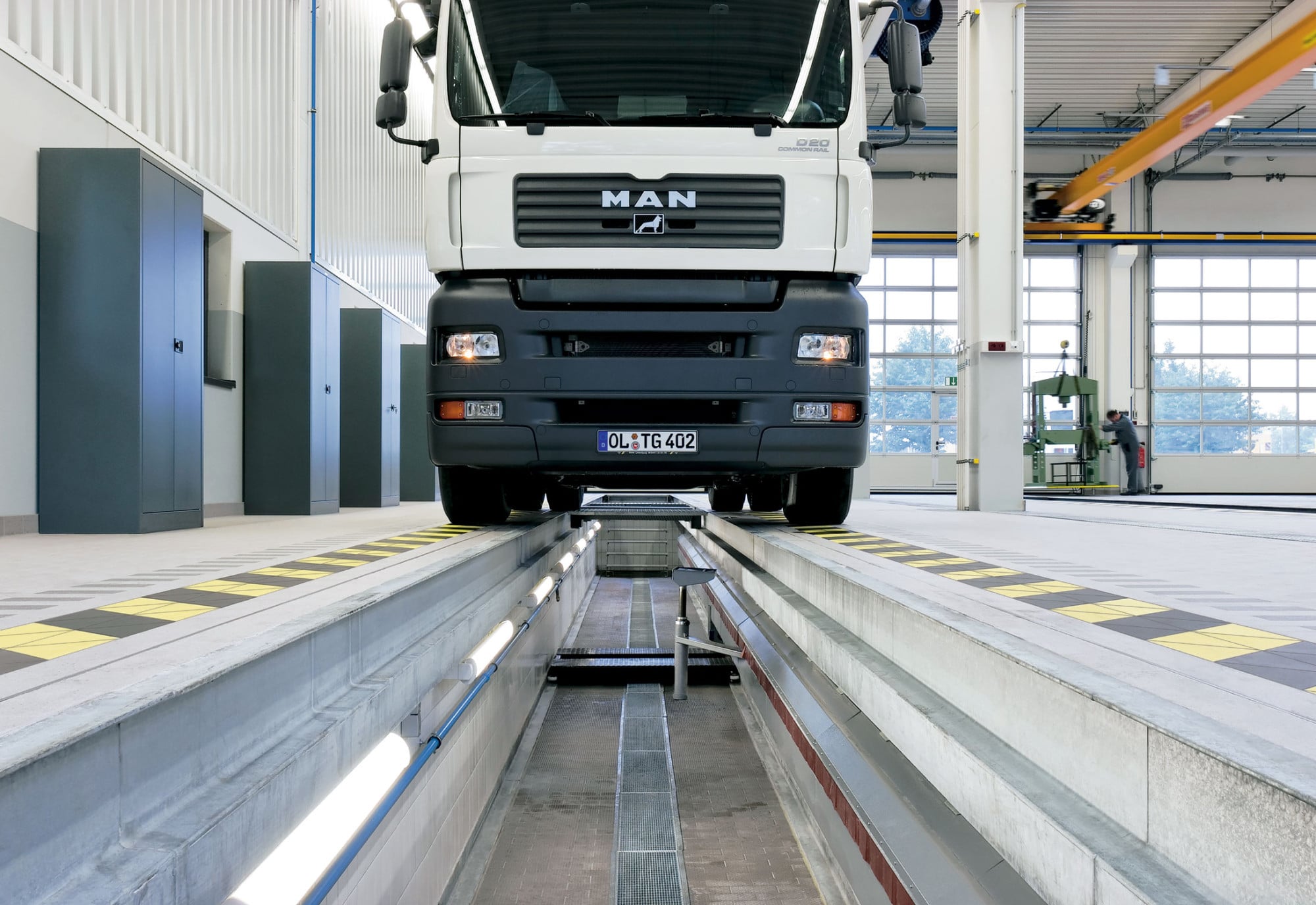 Beispiel einer Sicherheitsumrandung (keramische Warnmarkierung) in einer KFZ-Werkstatt