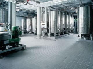 Beispiel Industriebetrieb mit hohen mechanischen Belastungen: Ableitfähiger Bodenbelag mit unglasierten Spaltplatten (Produkt: Eladuct)