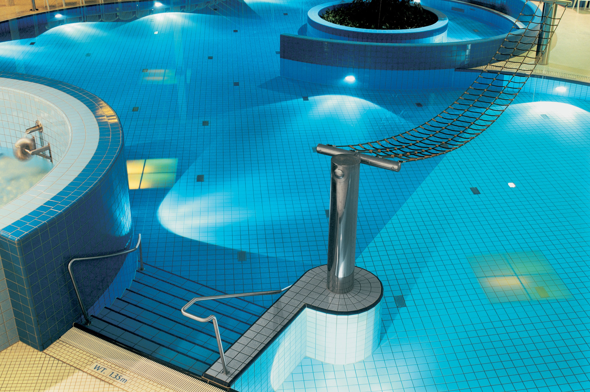 Eifeltherme Zikkurat in Mechernich - Die Fliesen auf Treppen, die ins Wasser führen, müssen der Bewertungsgruppe C entsprechen