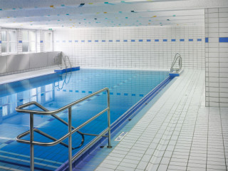 Fliesen in Schwimmbädern müssen trittsicher sein, deshalb sorgt eine profilierte Oberfläche für die sichere Fußsohlenhaftung