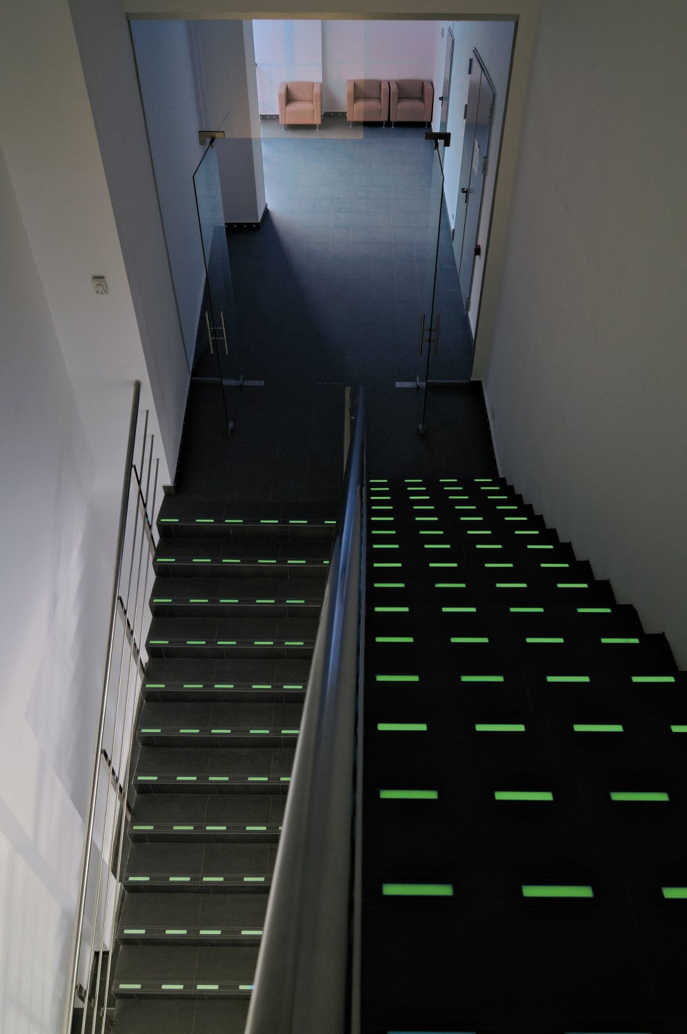 Fliesen mit Licht speichernden und nachleuchtenden Indikatoren