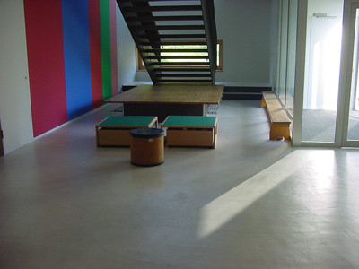 Hartsteinholzbodenbelag in einer Schule 
