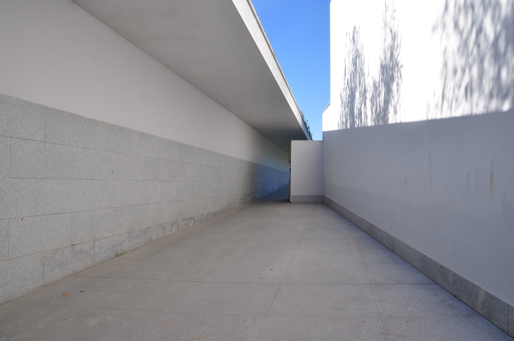 Boden- und Wandfliesen aus Granit im Serralves Museum für zeitgenössische Kunst in Porto; Architekt: Alvaro Siza Viera