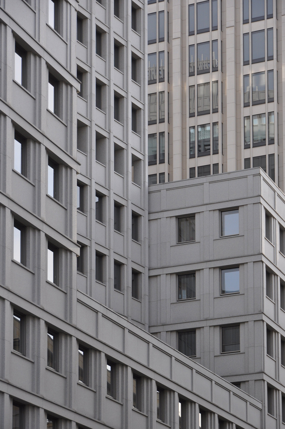 Granitfassade am Delbrück Hochhaus am Potsdamer Platz in Berlin von Kollhoff Architekten