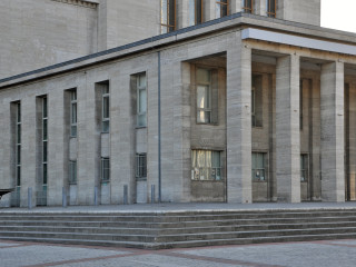 Muschelkalkfassade am Eingangsgebäude (Ehrenhalle) der Messe Berlin; Architekt: Richard Ermisch