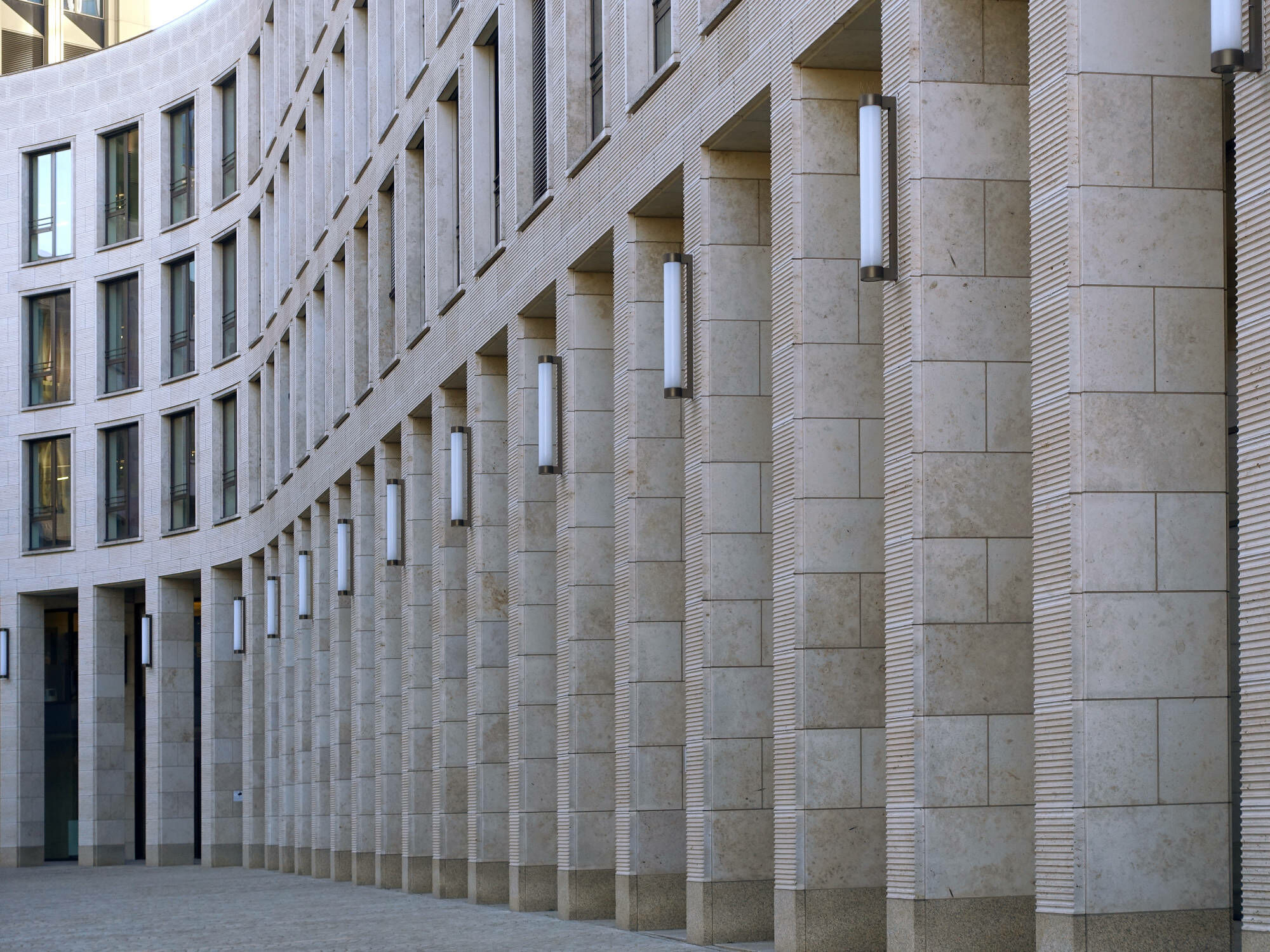 Dietfurter Kalkstein, geschliffen am Tower 185 in Frankfurt am Main; Architektur: Christoph Mäckler