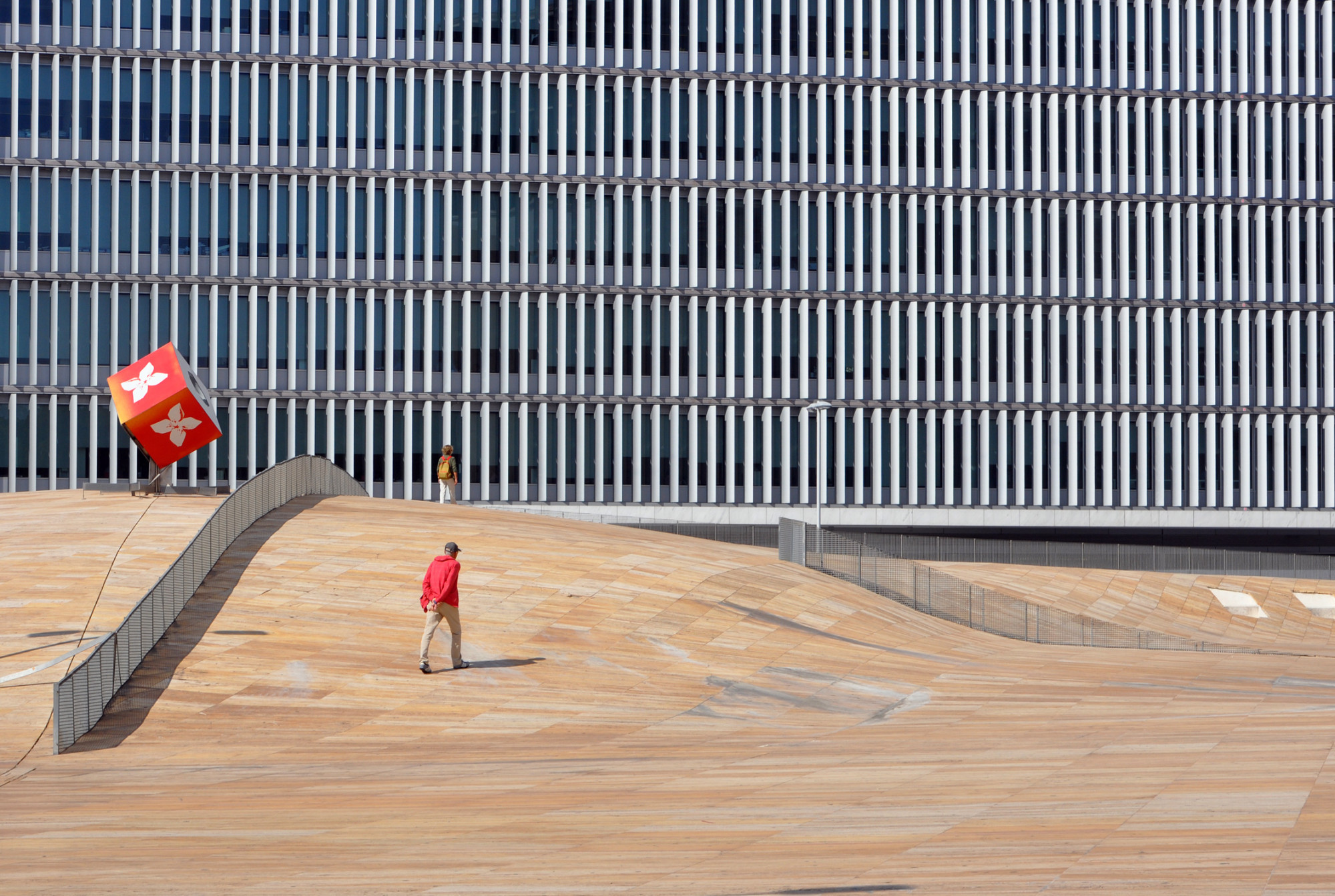 Platzgestaltung aus gelbrotem Kalkstein über der Tiefgarage des Casa da Musica in Porto; Architekten: OMA - Office for Metropolitan Architecture