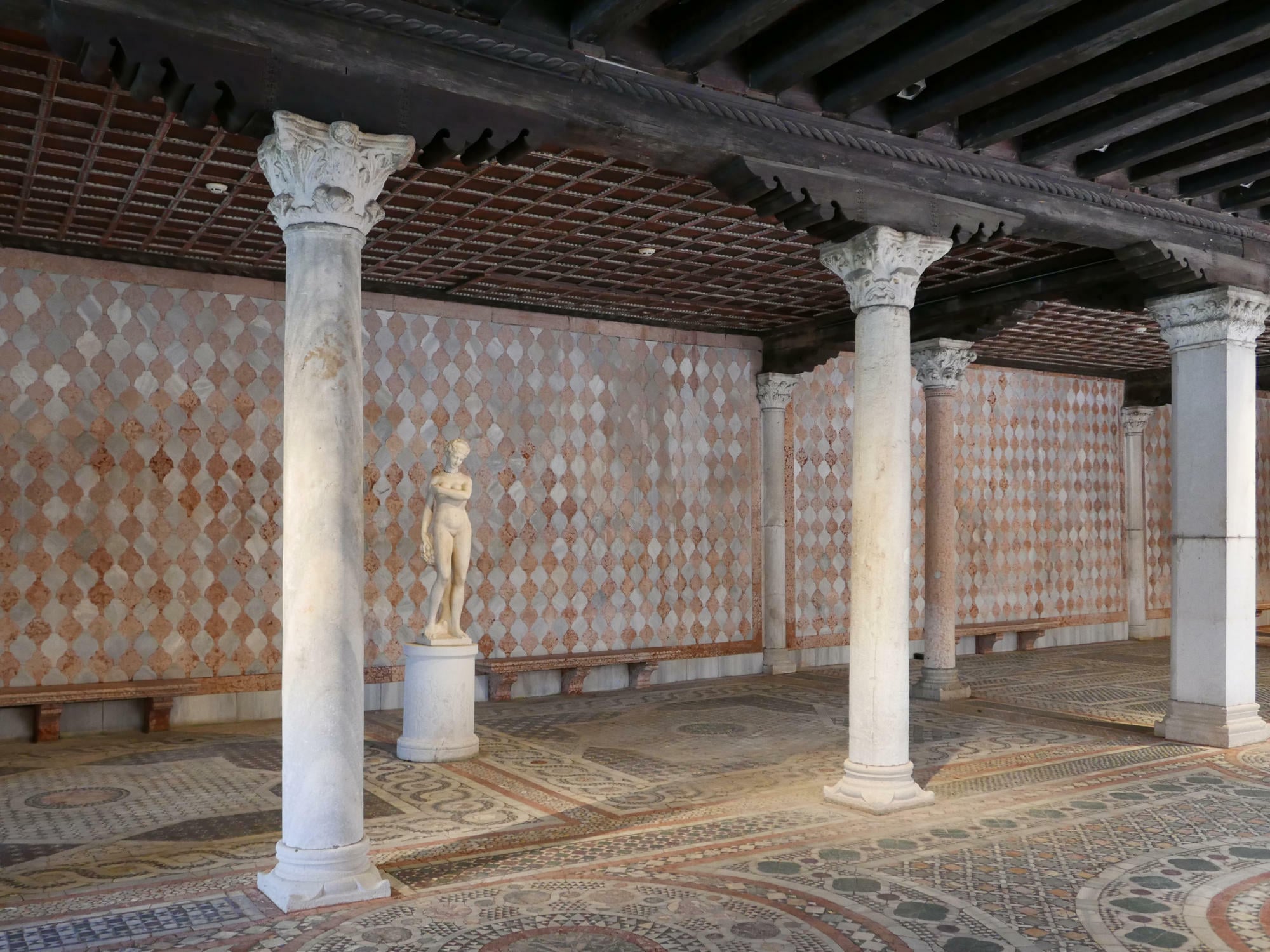 Marmorintarsien an den Wänden und am Boden des Ca' d'Oro, einem venezianischen Palast aus dem 1400 Jahrhundert.