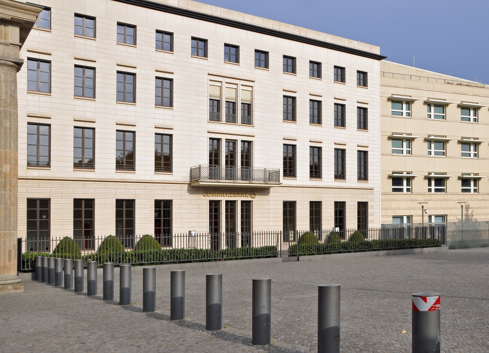 Sandsteinfassade am ehemaligen Haus Sommer, heute Commerzbank südlich an das Brandenburger Tor angrenzend