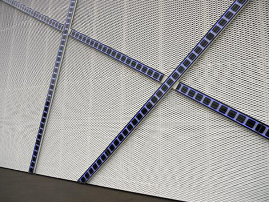 Die PV-Bänder werden nachts mit LED-Lampen beleuchtet