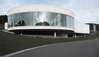 Von der Straße erscheint das Informationszentrum wie ein Raumschiff