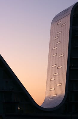 Die Fassade/das Dach, wird nur durch horizontale Fensterschlitze unterbrochen