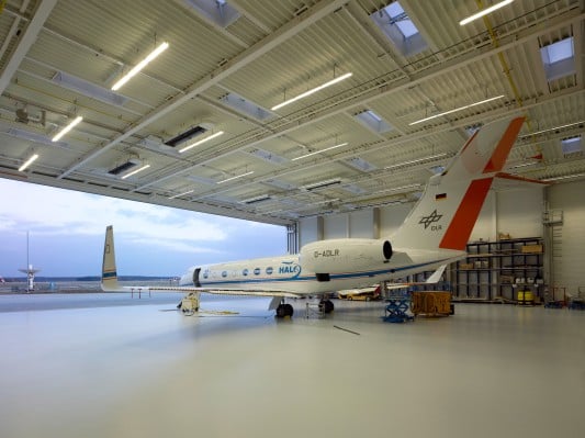 Die Flugzeughalle ist im Inneren ganz in Weiß gehalten