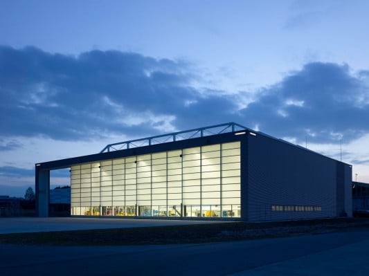 Die Fassade des gesamten Gebäudes besteht aus Aluminium-Wellprofilen