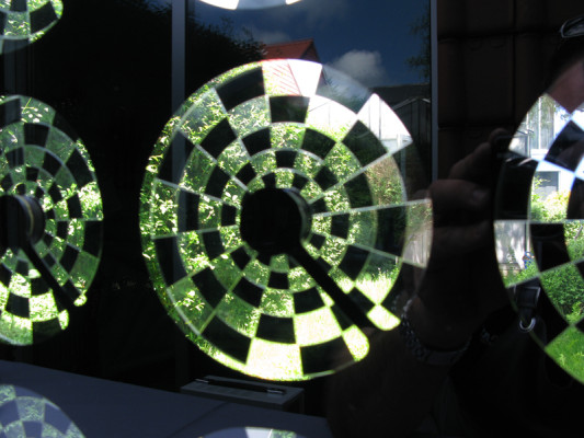 Bei Stillstand reduzieren die bedruckten Anteile der Scheiben den Ausblick