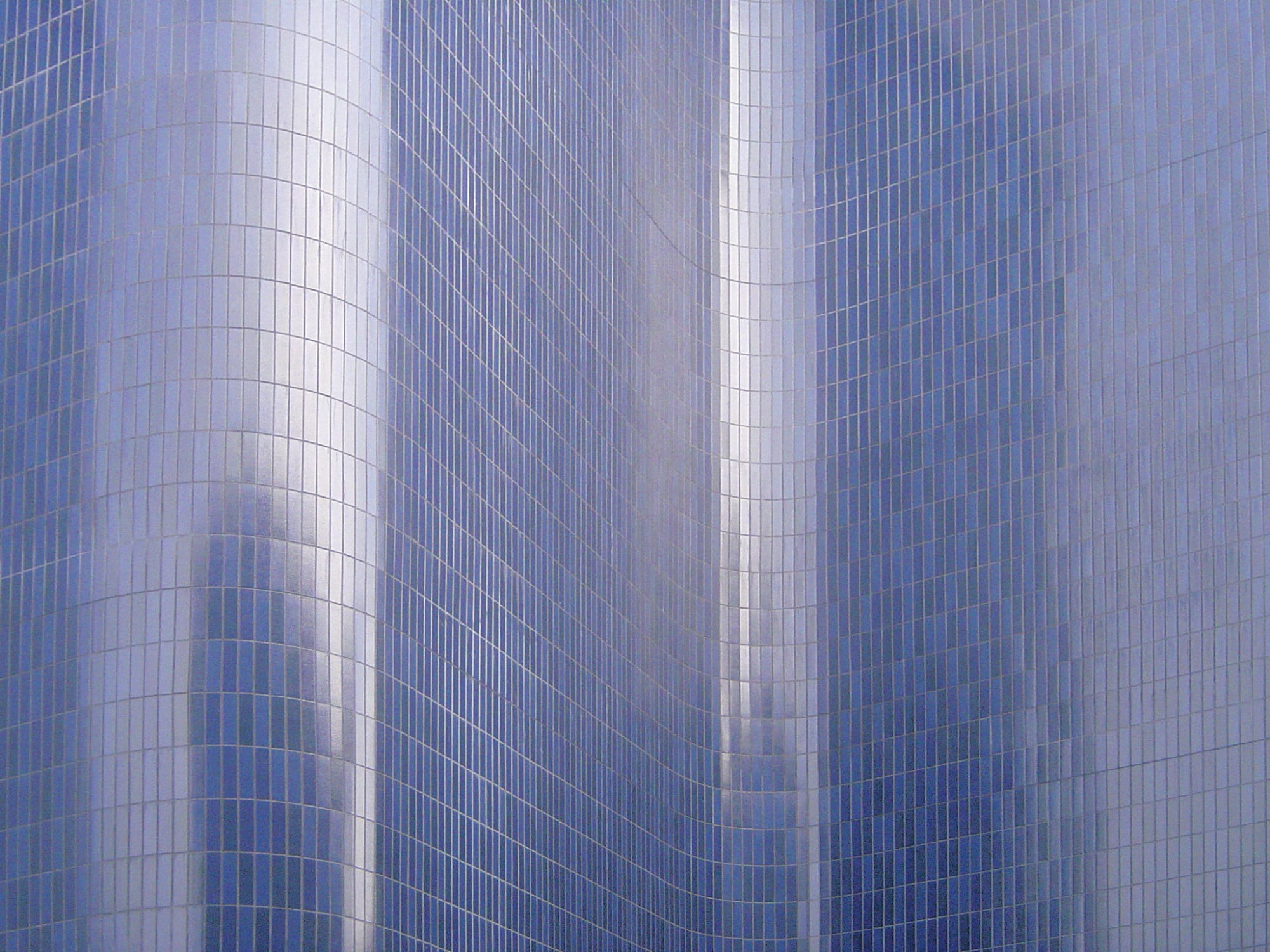Keramische Fliese als Fassadenbekleidung: Glasierte Spaltriemchen an der Kirche St. John Evangelist in Zagreb