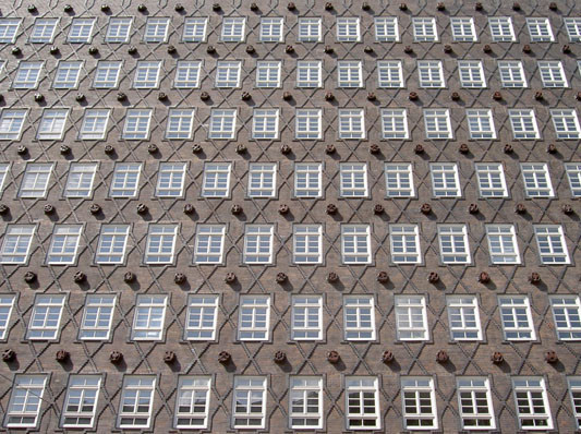 Mit Klinkern schuf der Architekt Fritz Höger eine starke Oberflächenstruktur und Gliederung des Baukörpers