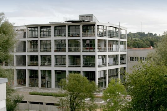 Die zurückspringenden Loggien sind in der Fassade besonders markant