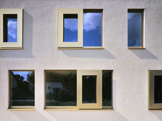 Die unterschiedliche Größe und Anordnung der goldenen Fenster ergeben ein spannendes Bild der Fassade