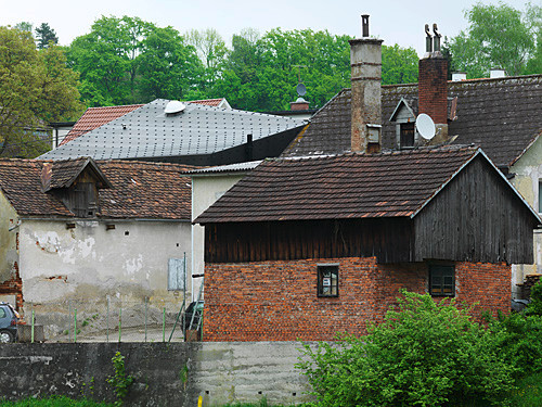 Kautschukhaut und Backsteinfassade