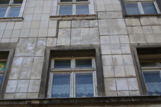 An den denkmalgeschützten Gebäuden an der Frankfurter Allee sind an den Fliesen der Fassade deutlich Verfärbungen zu erkennen