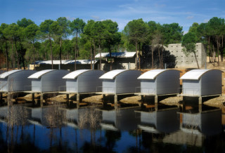 Silbrige Alu-Boxen am Wasser