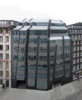 Organische Fomen, vertikale Streifen und horizontale Fensterbänder prägen das Erscheinungsbild